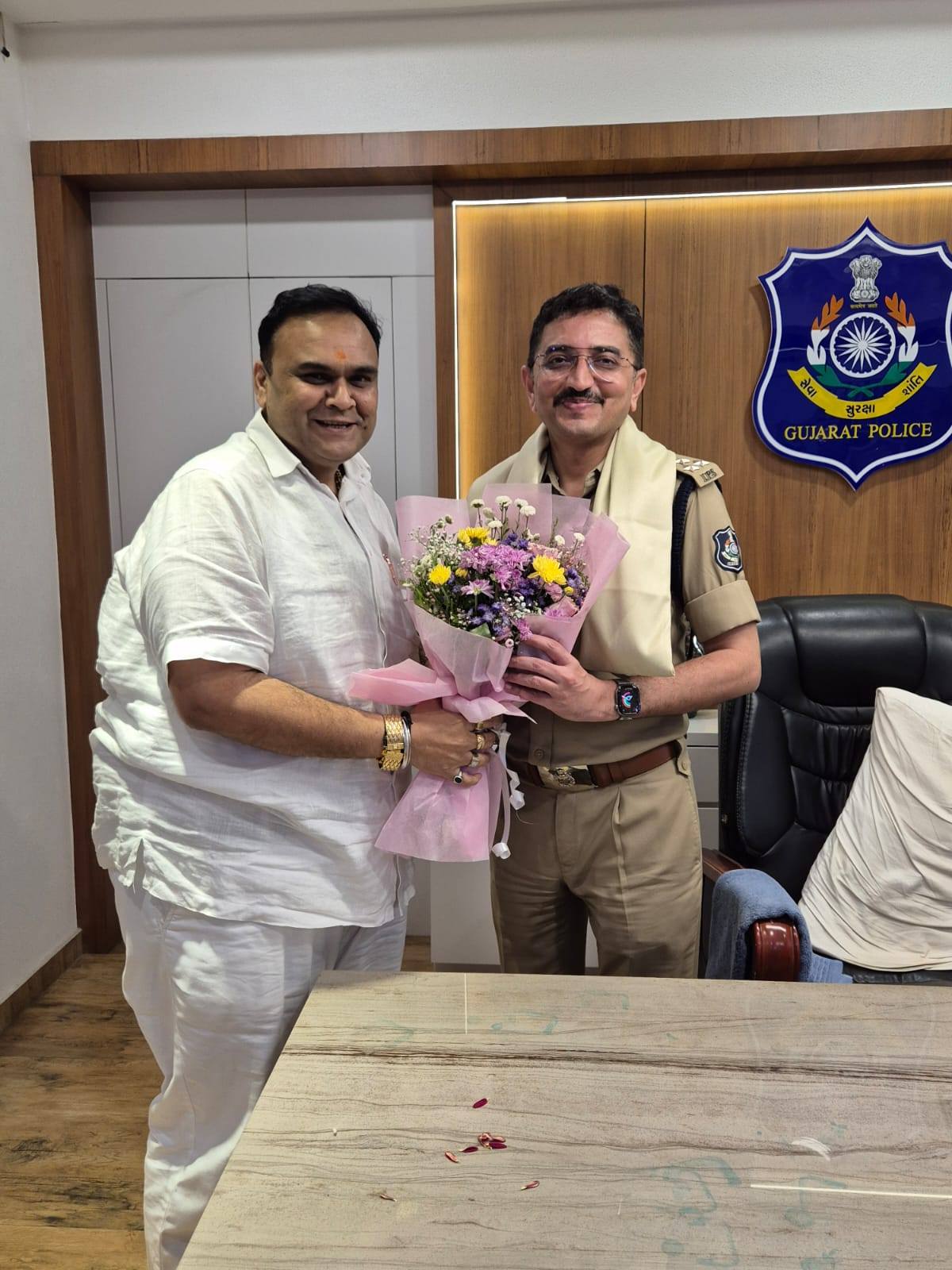 તા.૨૧-૦૮-૨૦૨૫ ના રોજ સુરત ગ્રામ્ય પોલીસ અધિક્ષક શ્રી હિતેશ જોઈસર સાહેબ (IPS)ના કાર્યકાળ દરમિયાન સુરત જિલ્લામાં કાયદો વ્યવસ્થામાં સાહેબ તરફ થી સમગ્ર જિલ્લામાં સારો સહકાર મળ્યો અને બધા સાથે સમનવ્ય રાખી એમનો કાર્યકાળ પૂર્ણ કર્યો હવે જયારે એમને DIG તરીકે પ્રમોશન મળતા નવી જવાબદારી માટે સાહેબને ખુબ ખુબ શુભકામના સહ શુભેચ્છાઓ.